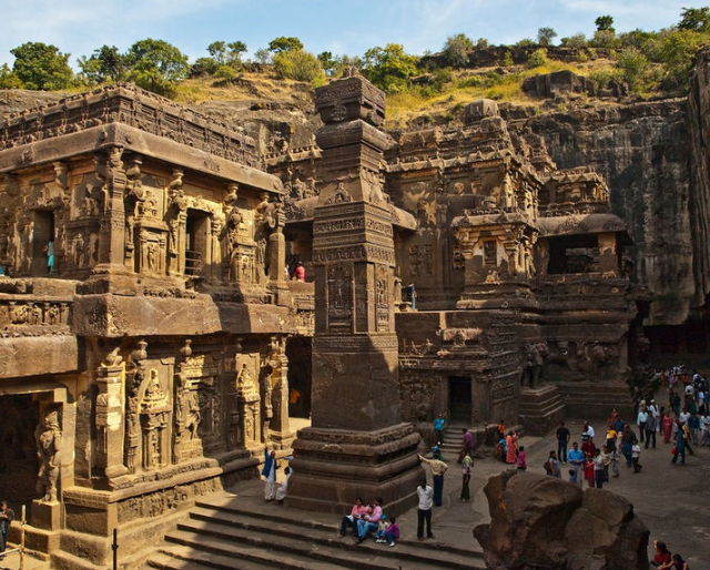 Скальный индуистский храм Кайласанатха.