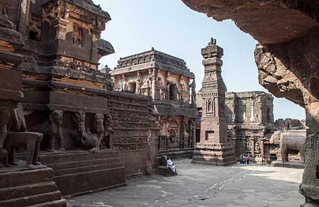 Скальный индуистский храм Кайласанатха.