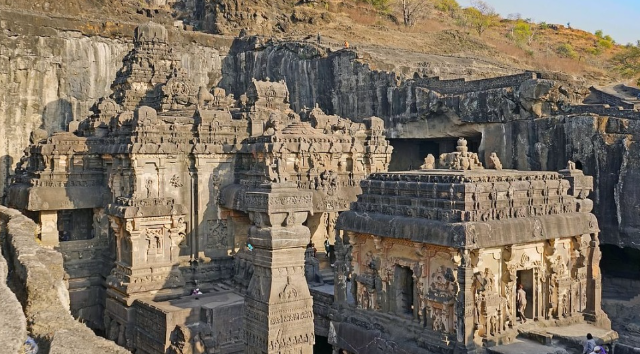 Скальный индуистский храм Кайласанатха.