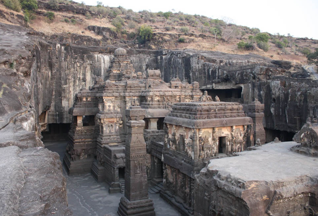 Скальный индуистский храм Кайласанатха.