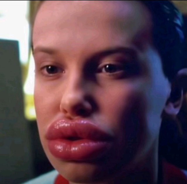 В Сети шокированы новой внешностью Милли Бобби Браун — главной звезды "Очень странные дела"