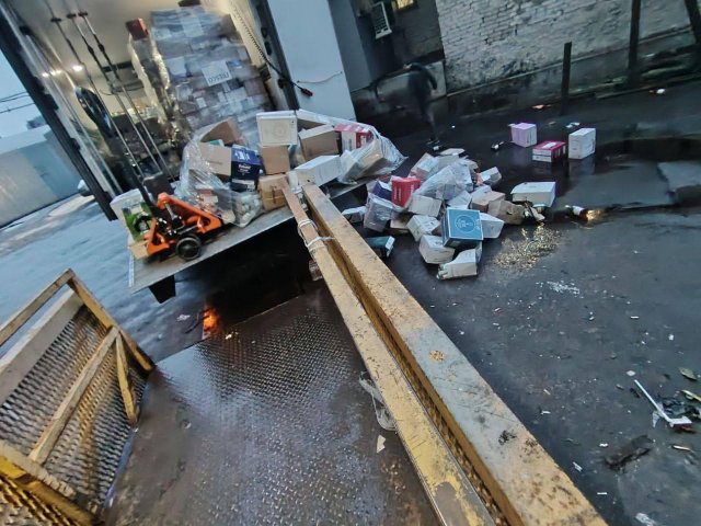 Грузчики уронили целую палету с Hennessy прямо перед Новым годом
