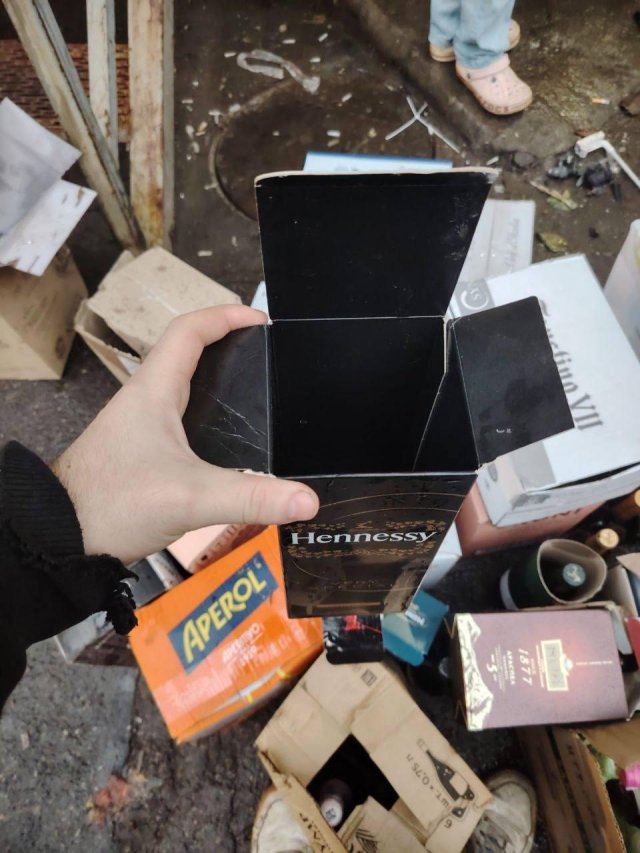 Грузчики уронили целую палету с Hennessy прямо перед Новым годом