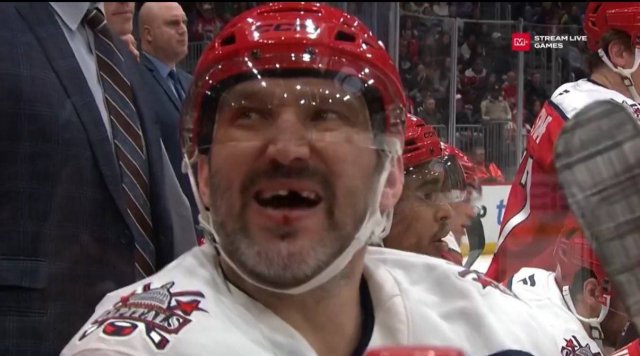 Александру Овечкину выбили зуб во время игры