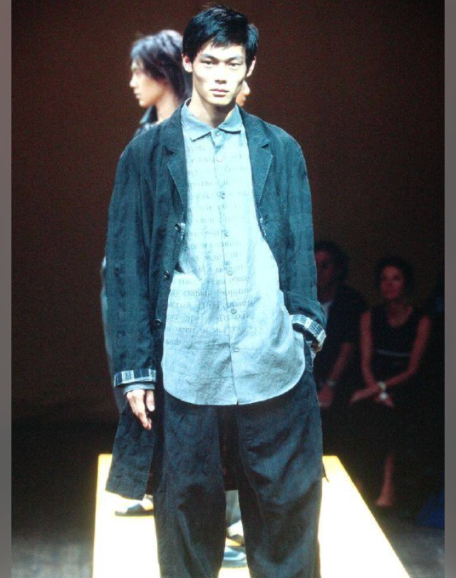 Рубашка от популярного дизайнера с русским текстом