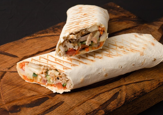 К концу 2026 года в России намерены утвердить стандарт ГОСТ для шаурмы