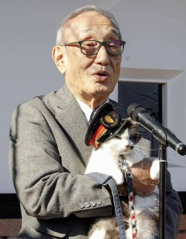 Кот - начальник железнодорожной станции.