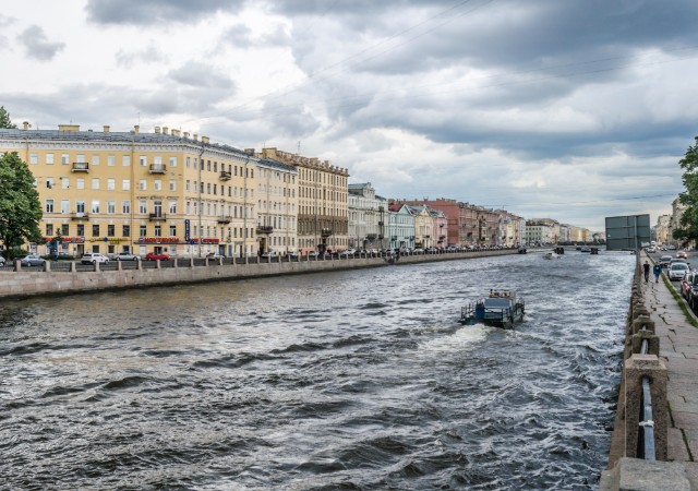 Пешеходная дорожка из реки