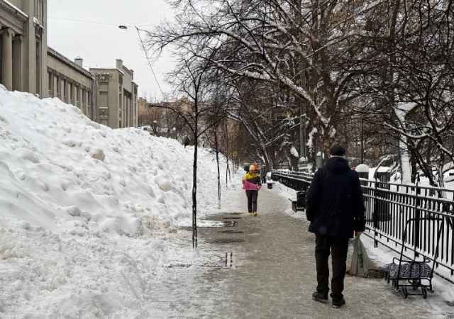 Очередные огромные сугробы в Москве
