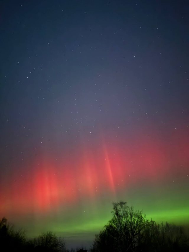 Яркое северное сияние наблюдали жители многих регионов России