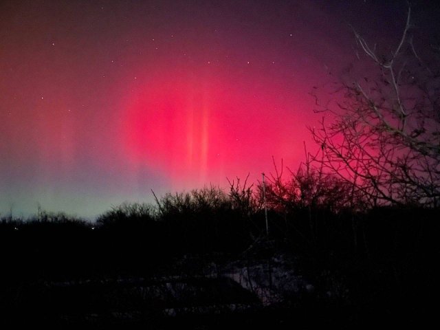 Яркое северное сияние наблюдали жители многих регионов России
