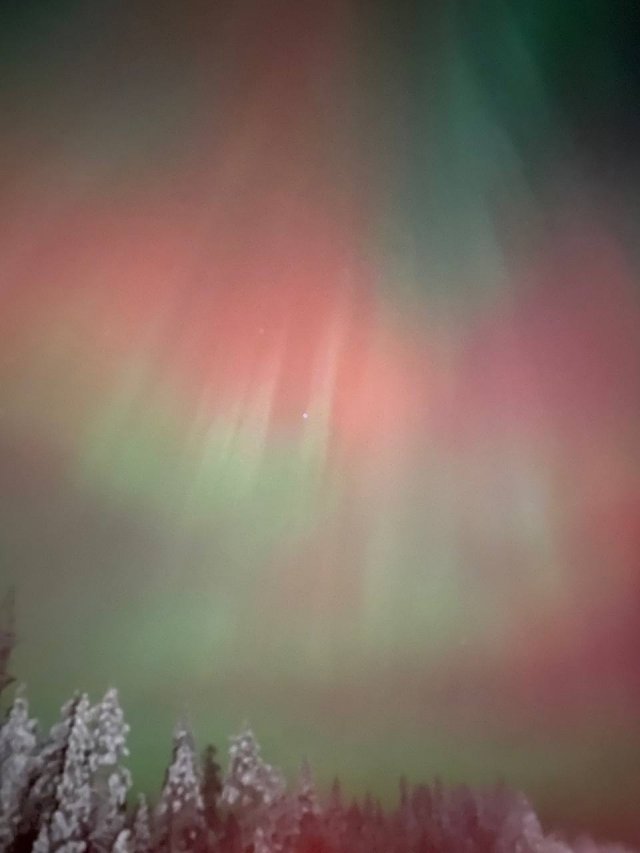 Яркое северное сияние наблюдали жители многих регионов России