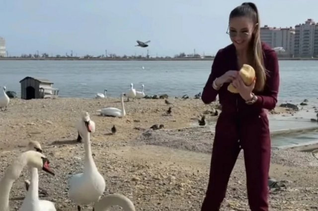 Ольга Бузова арендовала парк для ужина в Крыму и радовалась лебедям