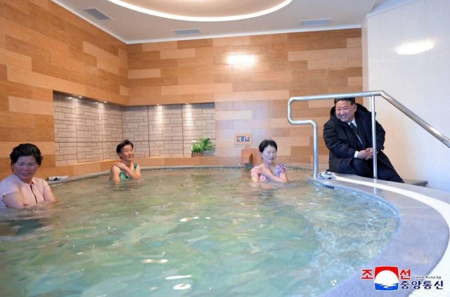 Ким Чен Ын пришел проверить, как отдыхает народ