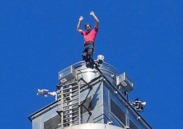 Покорение небоскреба без страховки