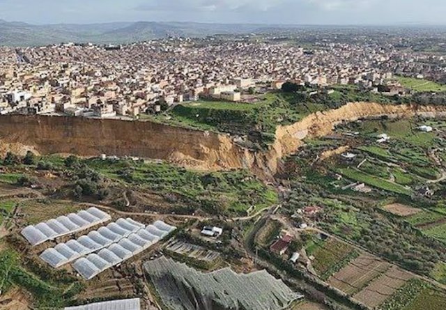 Огромный обрыв угрожает целому городу Нишеми в Италии