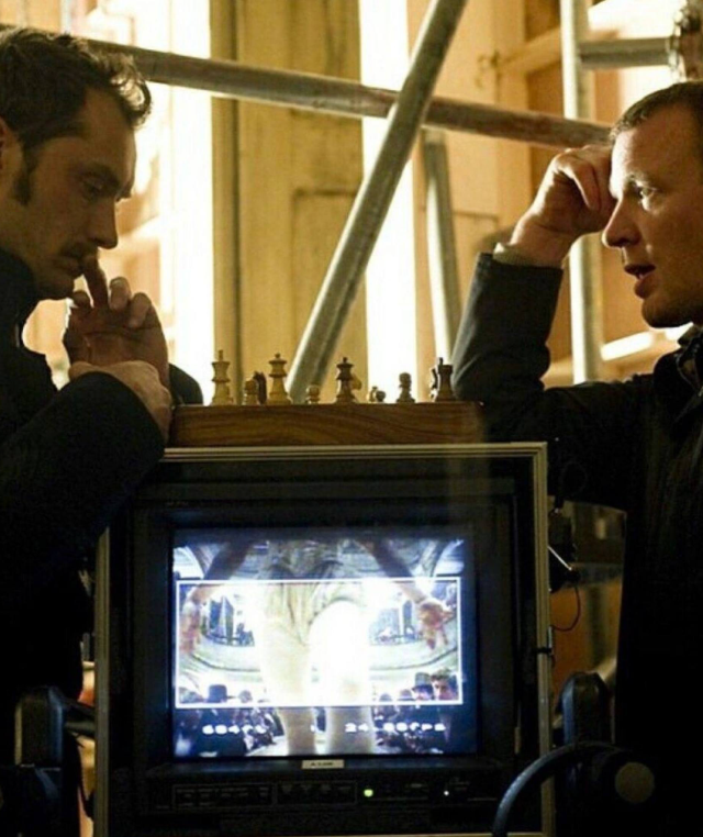 Чем Гай Ричи занимается на съемочной площадке во время перерывов?