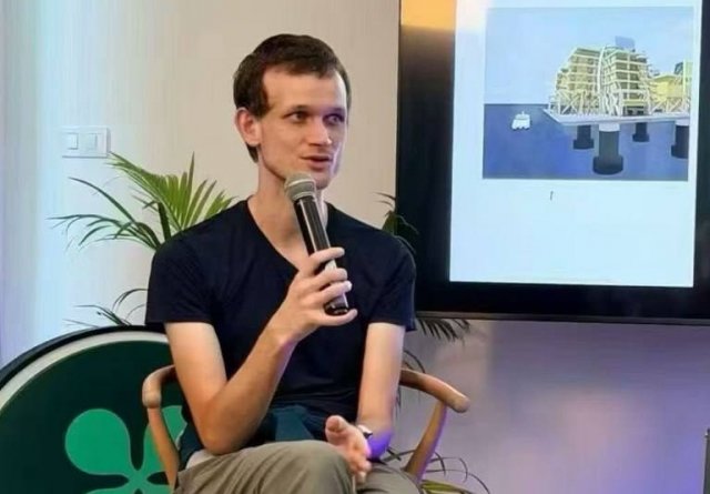 Ничего необычного, просто Виталик Бутерин, у которого 717 млн долларов, ходит в дырявых носках