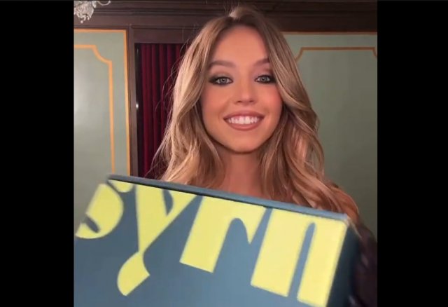 Сидни Суини продолжает раздеваться на камеру