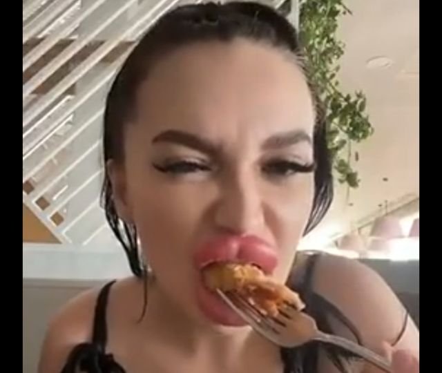 огромные губы