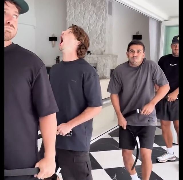 Странная забава: не выплюни воду, пока тебя лупят ремнём