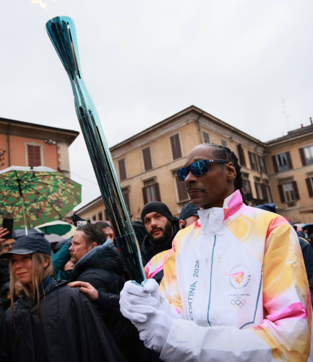 Снуп Догг несет олимпийский огонь