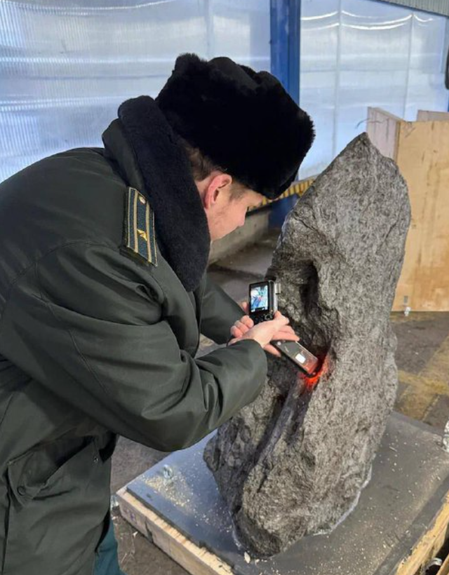 Контрабандисты попытались провезти метеорит.