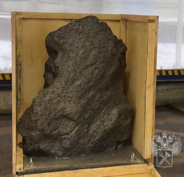 Контрабандисты попытались провезти метеорит.