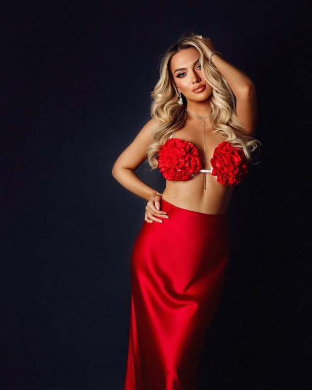 26-летняя россиянка Ксения Гнедина победила на конкурсе «Мисс Европа» в Бейруте