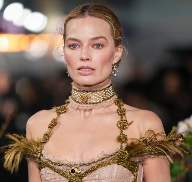 Марго Робби захейтили в соцсетях из-за фото без ретуши