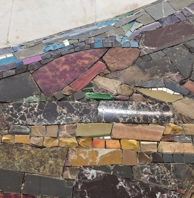 Необычная мозаика в Московском метро