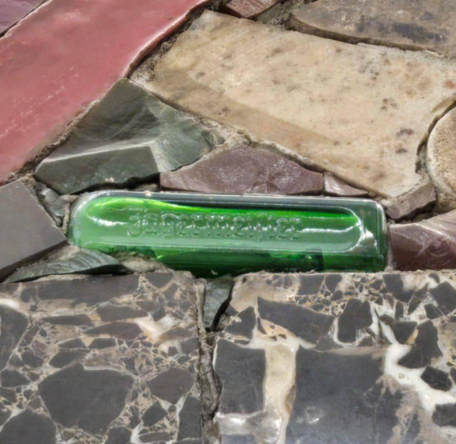 Необычная мозаика в Московском метро