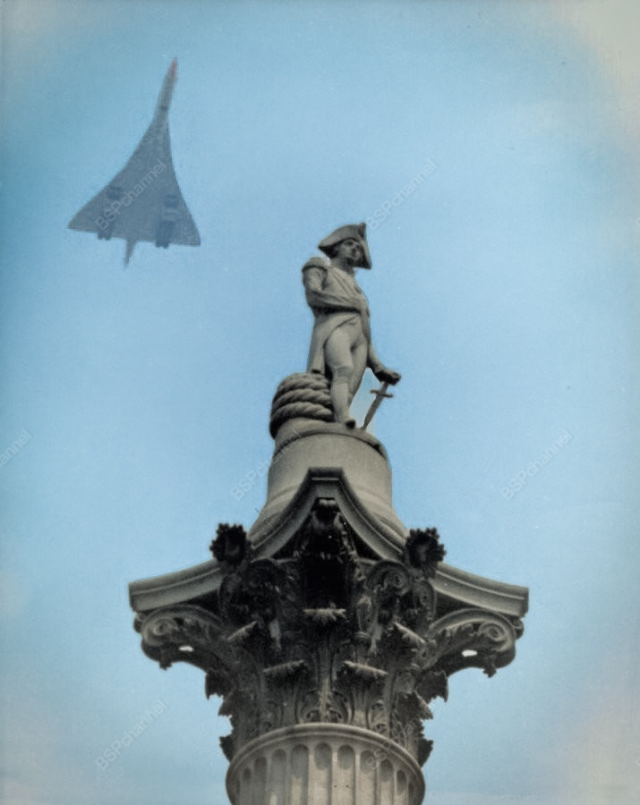 Конкорд пролетает над памятником Нельсону в Лондоне, 1969 год.