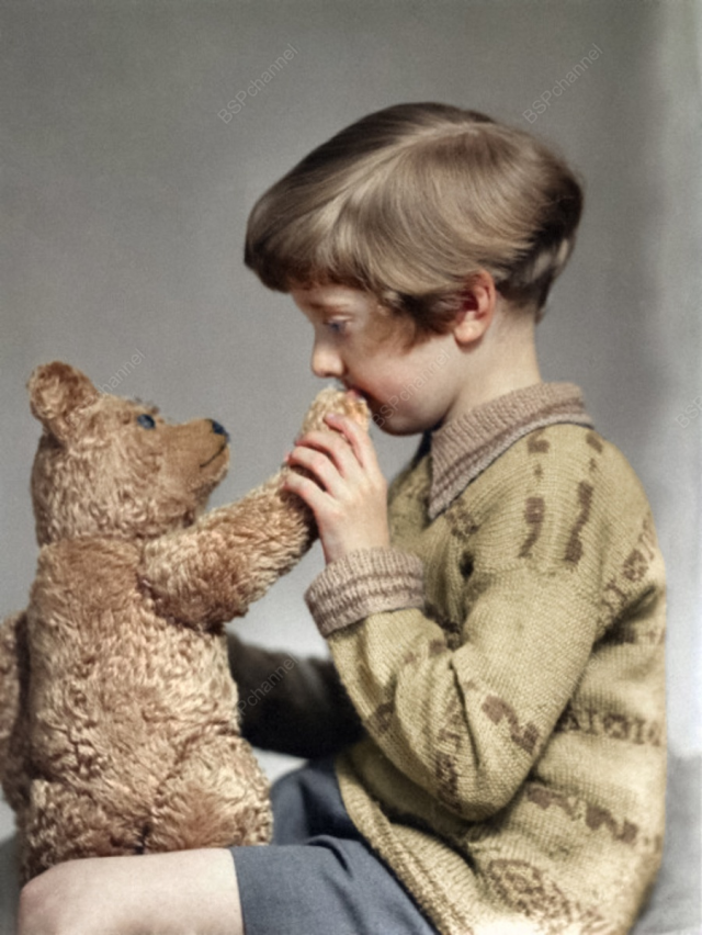 Настоящие Винни-Пух и Кристофер Робин, 1927 год.