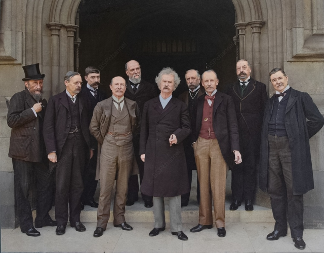 Марк Твен в Палате общин с сэром Джоном Бенджамином Стоуном, 1907 год.