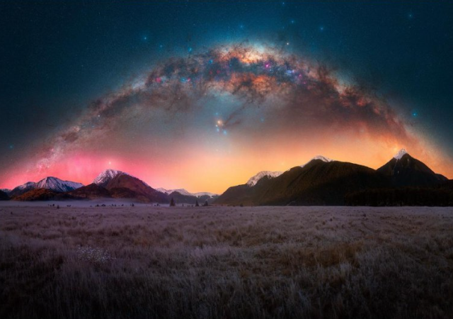 Слияние Млечного Пути и северного сияния