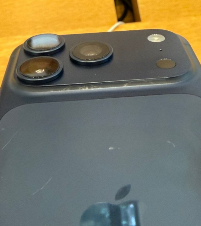 Новый iPhone 17 Pro оказался слишком хрупким: корпус трескается даже под чехлом iphone 17 pro, трещина на iphone, хрупкий айфон, проблема с чехлом, брак iphone, корпус iphone трескается, новости apple, дефект айфона, скол на телефоне, защитный чехол