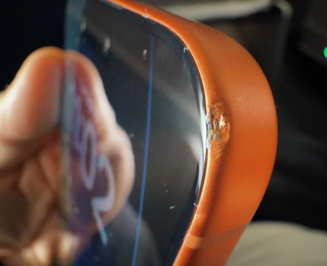 Новый iPhone 17 Pro оказался слишком хрупким: корпус трескается даже под чехлом iphone 17 pro, трещина на iphone, хрупкий айфон, проблема с чехлом, брак iphone, корпус iphone трескается, новости apple, дефект айфона, скол на телефоне, защитный чехол