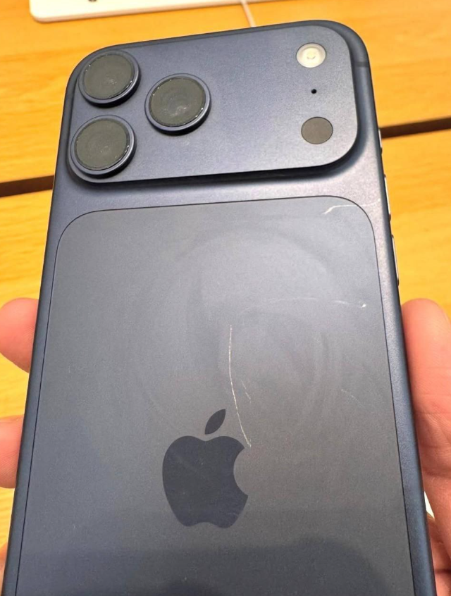 Новый iPhone 17 Pro оказался слишком хрупким: корпус трескается даже под чехлом iphone 17 pro, трещина на iphone, хрупкий айфон, проблема с чехлом, брак iphone, корпус iphone трескается, новости apple, дефект айфона, скол на телефоне, защитный чехол