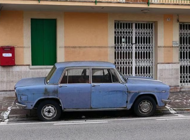 В Италии одна машина провела на одном месте целых 47 лет и превратилась в местную легенду.