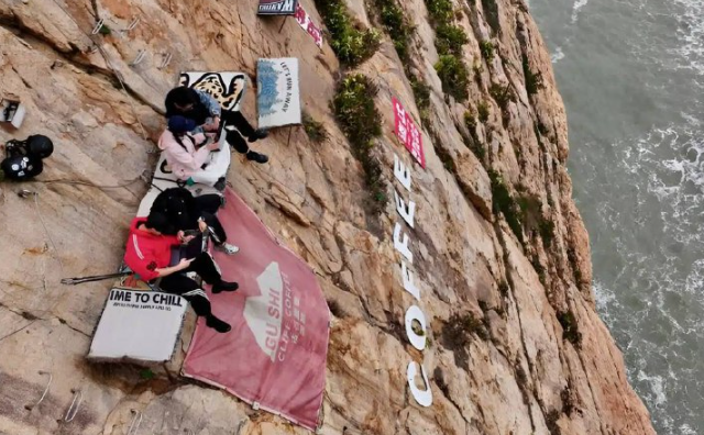 Когда за кружкой кофе готовы идти на край света и даже на край скалы