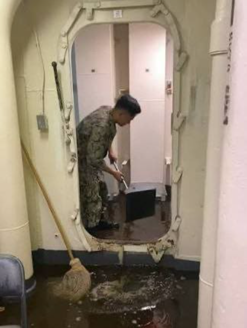 Самый лучший авианосец США затопило фекалиями