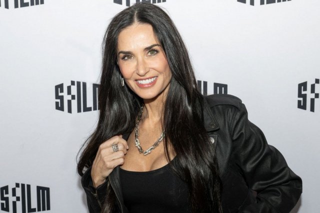 Деми Мур бахнула каре и появилась в новом образе на модном показе.