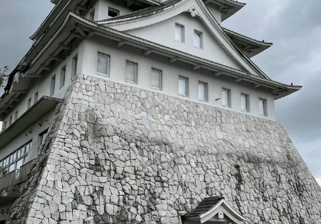 В Японии продают шестиэтажный замок по цене однокомнатной квартиры.