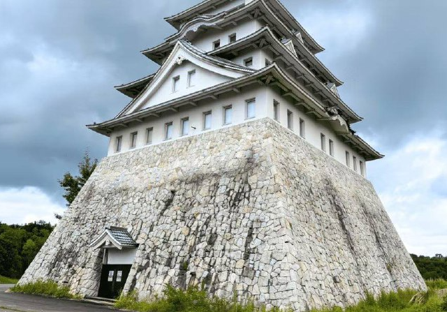 В Японии продают шестиэтажный замок по цене однокомнатной квартиры.