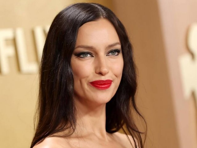 Ирина Шейк на церемонии премии SAG Awards: наряд модели обсуждают мировые СМИ