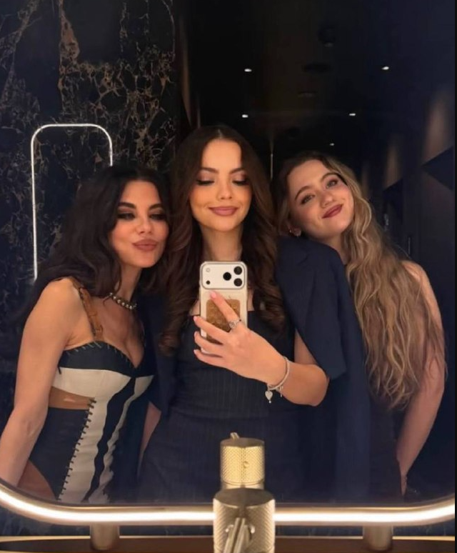 Мать и дочки: где кто