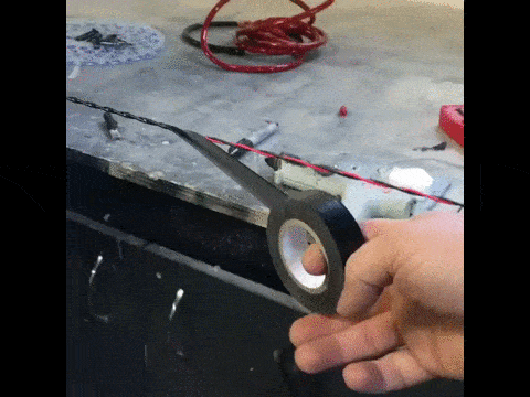 Кто-то пытается достать высоко висящий предмет