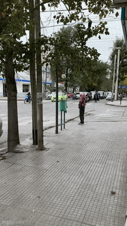 Забавный танец компании друзей