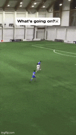 Футболисты выполняют необычные упражнения на тренировке